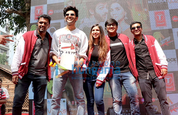kartik aaryan unveil new song photo from luka chuppi at mithibai college 1