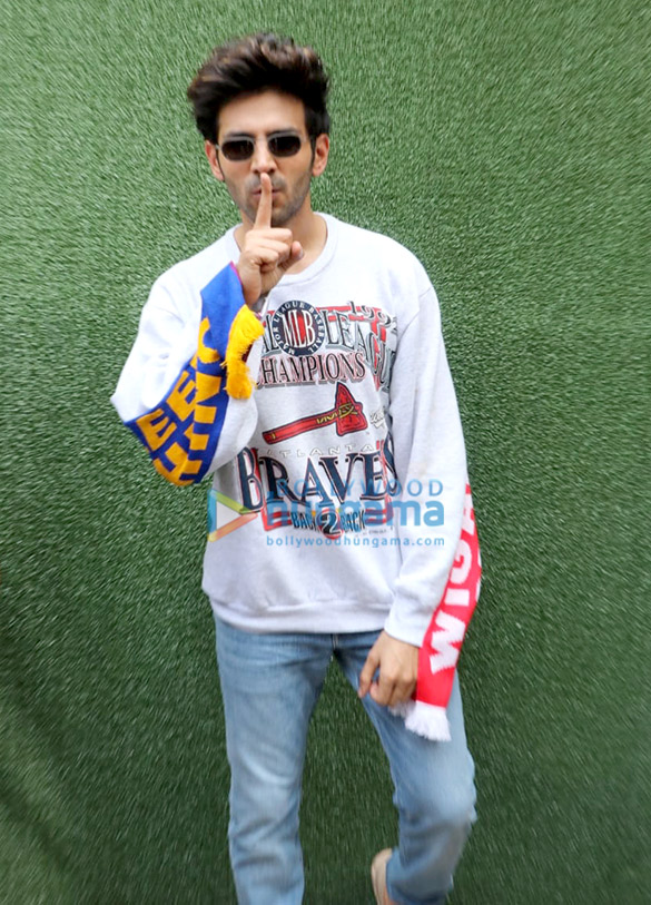 kartik aaryan unveil new song photo from luka chuppi at mithibai college 5