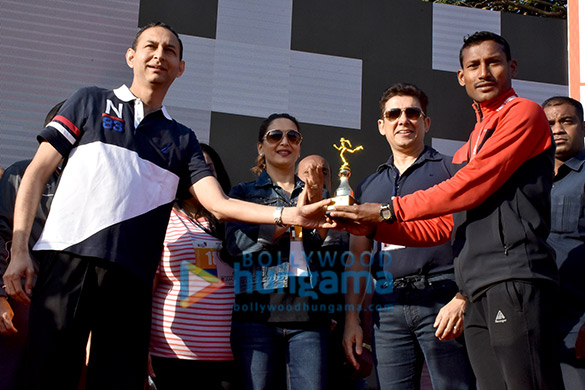 madhuri dixit graces the parinee juhu half marathon 4