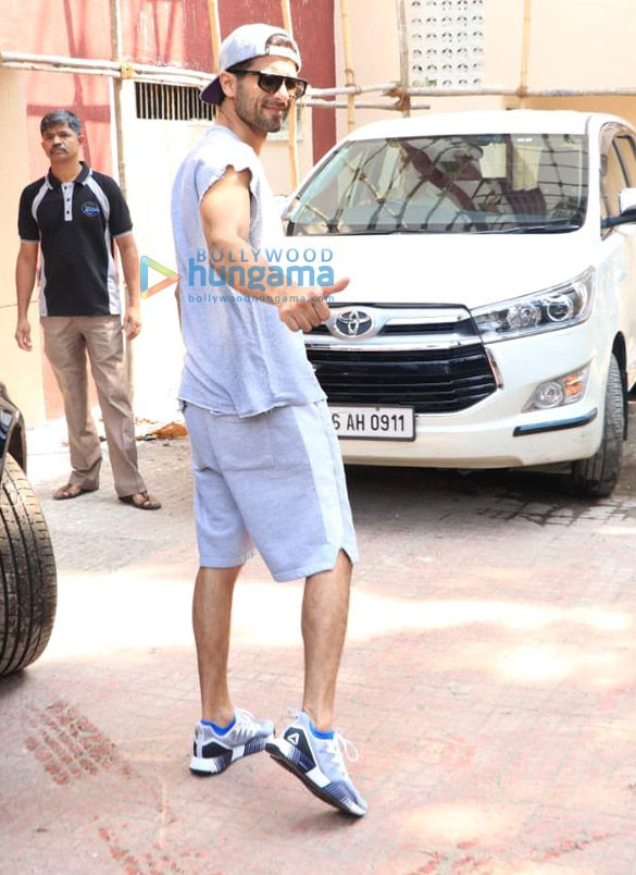 malaika arora and shahid kapoor spotted at the gym in bandra 6 2