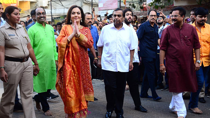 Nita Ambani and Mukesh Ambani snapped visiting Siddhivinayak temple
