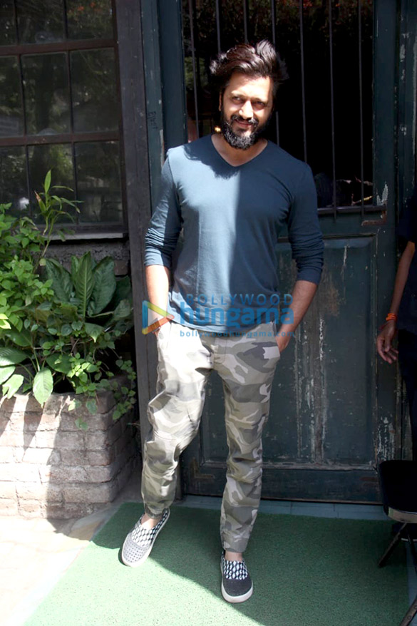ranveer singh and riteish deshmukh spotted at bandra 2