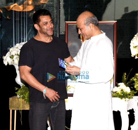 Salman Khan, Madhuri Dixit, Swara Bhaskar and others attend prayer meet of late Rajkumar Barjatya Salman Khan, Madhuri Dixit, Swara Bhaskar and others attend prayer meet of late Rajkumar Barjatya