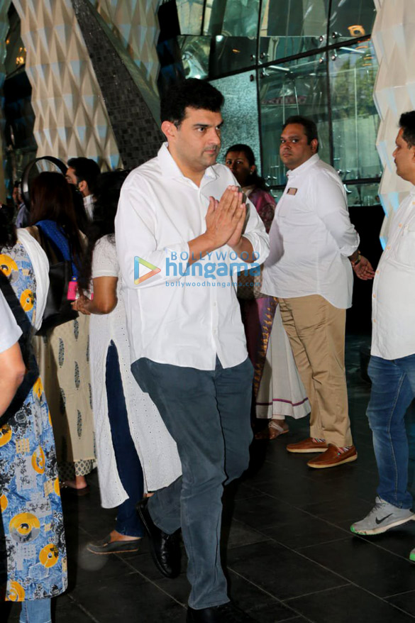 salman khan madhuri dixit swara bhaskar and others attend prayer meet of late rajkumar barjatya 8