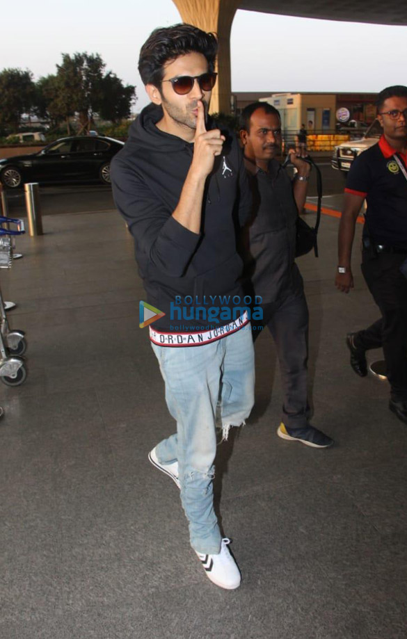 sanjay dutt disha patani and others snapped at the airport 1