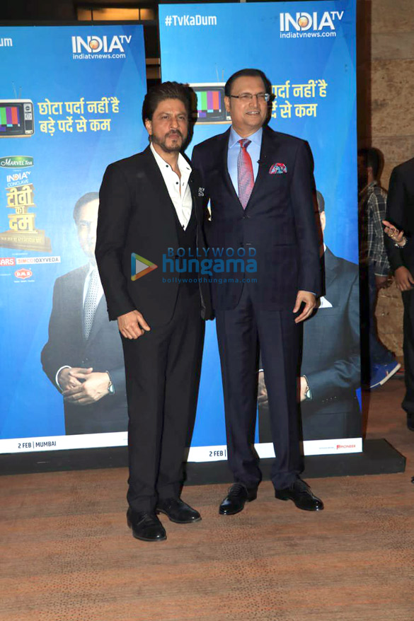shah rukh khan snapped at india tv studio 2