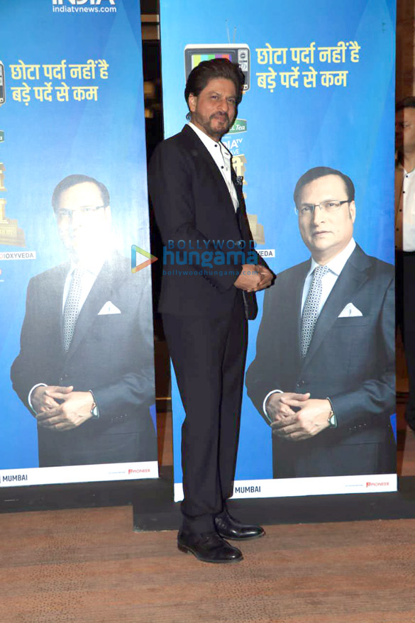 shah rukh khan snapped at india tv studio 5