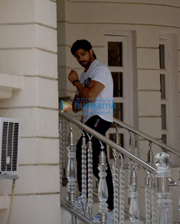 Sidharth Malhotra and Parineeti Chopra spotted at Ekta Kapoor’s house in Juhu Sidharth Malhotra and Parineeti Chopra spotted at Ekta Kapoor’s house in Juhu