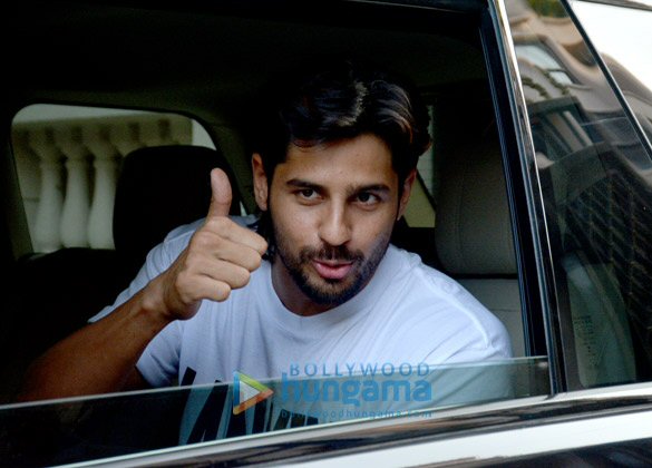sidharth malhotra and parineeti chopra spotted at ekta kapoors house in juhu 6