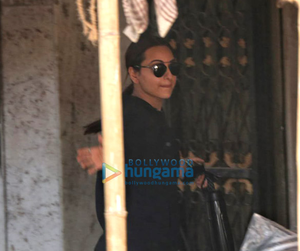 Sonakshi Sinha and Sara Ali Khan spotted at gym in Khar Sonakshi Sinha and Sara Ali Khan spotted at gym in Khar