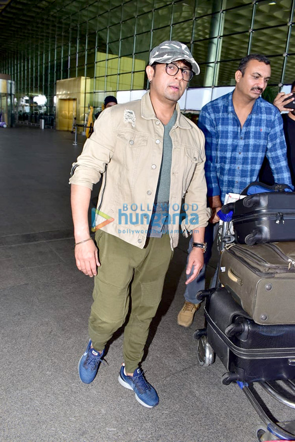 sonu nigam snapped with his family at the airport 3