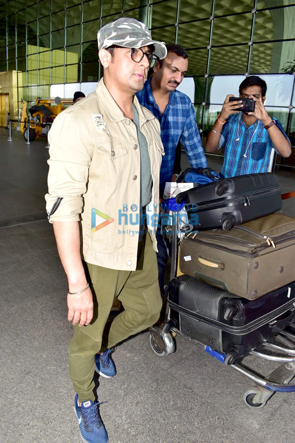 sonu nigam snapped with his family at the airport 4