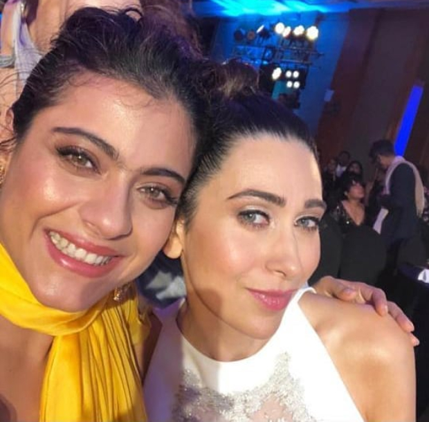 This selfie of Kajol and Karisma Kapoor will make your 90s heart nostalgic This selfie of Kajol and Karisma Kapoor will make your 90s heart nostalgic