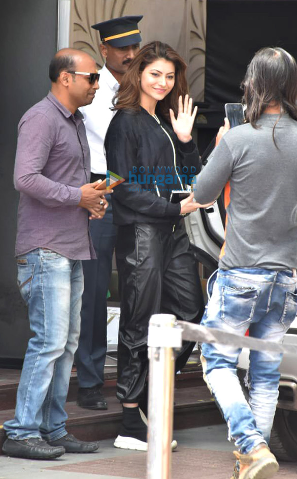 urvashi rautela spotted in juhu 4
