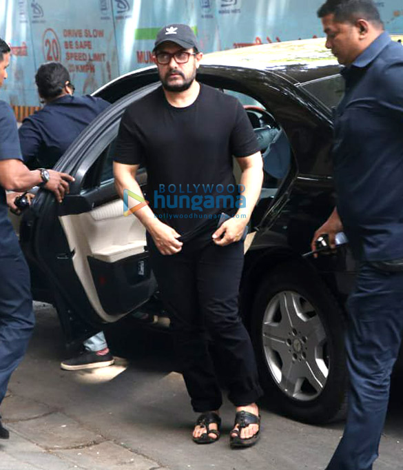 Aamir Khan spotted in Santacruz Aamir Khan spotted in Santacruz