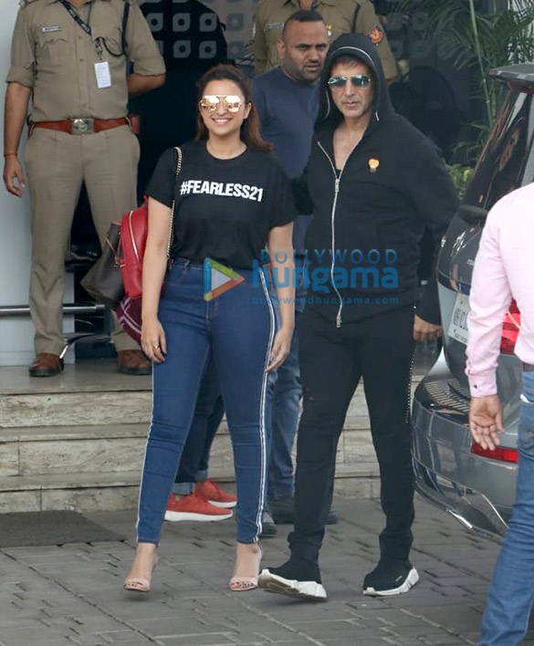 Akshay Kumar and Parineeti Chopra snapped at the airport Akshay Kumar and Parineeti Chopra snapped at the airport