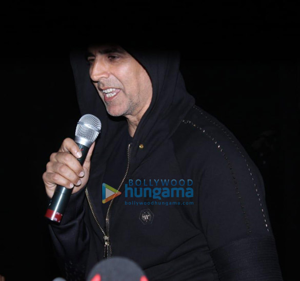 akshay kumar snapped during fan screening of kesari at pvr juhu 3