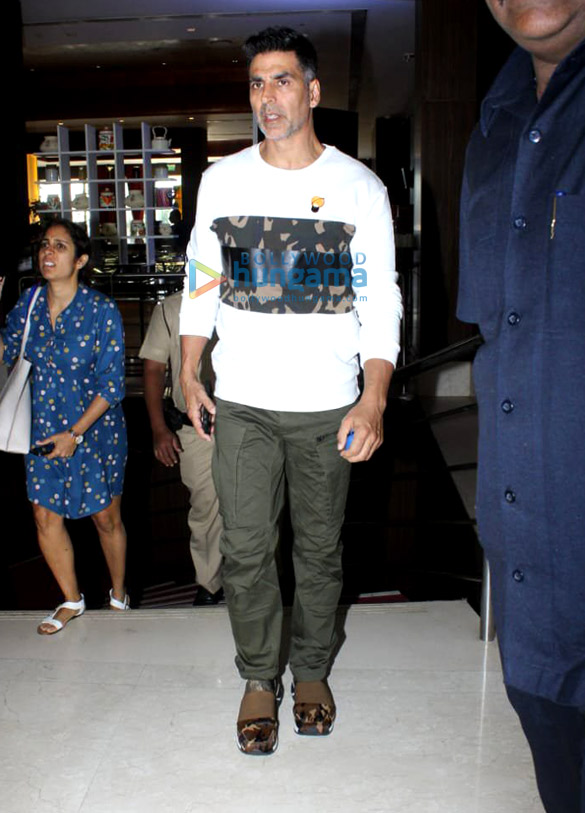 akshay kumar snapped promoting kesari at novotel in juhu 3