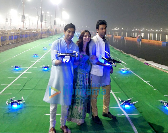 alia bhatt and ranbir kapoor launch the logo of brahmastra at kumbh mela 4