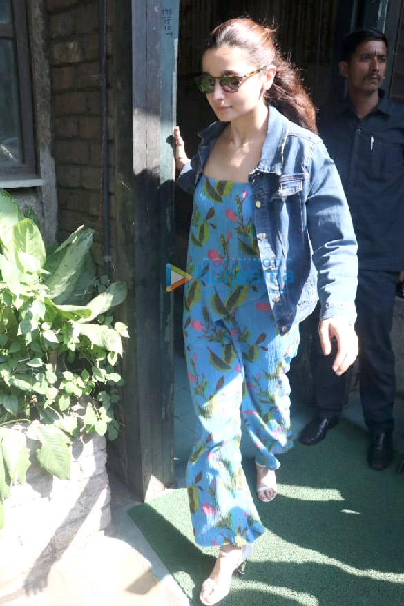alia bhatt spotted at pali village cafe in bandra 3