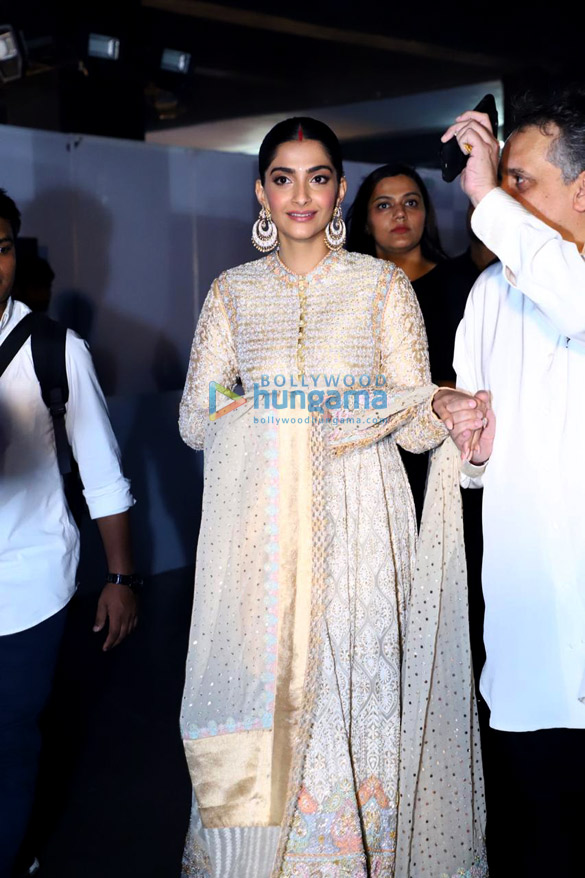 celebs grace abu jani and sandeep khoslas fashion show 7