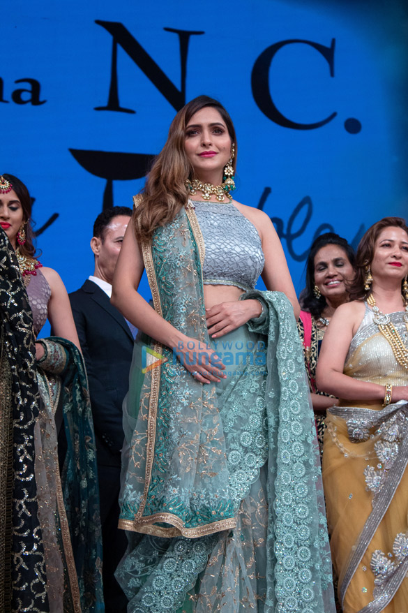 celebs grace abu jani and sandeep khoslas fashion show4 2