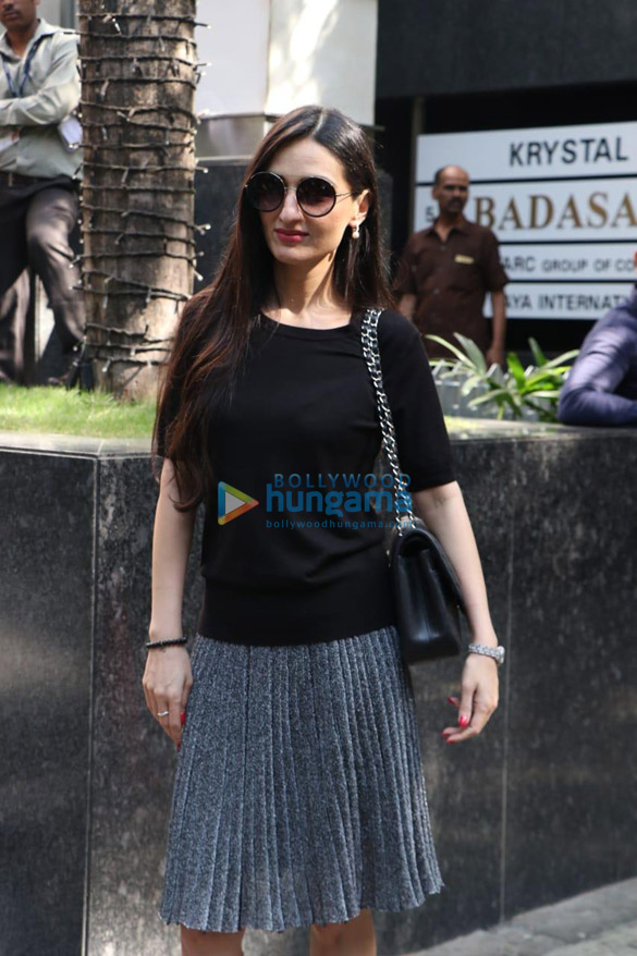celebs grace the birthday bash of karan johars mom hiroo yash johar 01