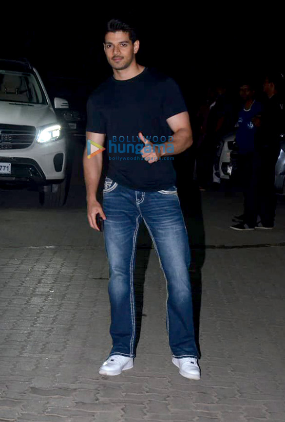 celebs grace the party of celebrity cricket league at sohail khans residence in bandra 6