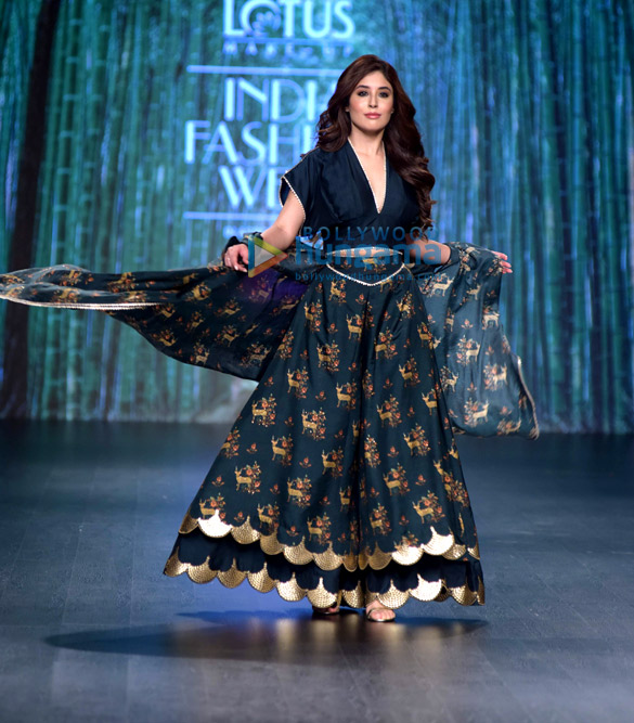 dia mirza amyra dastur kritika kamra sophie choudry and soundarya sharma walk the ramp at the delhi fashion week 2019 day 3 3