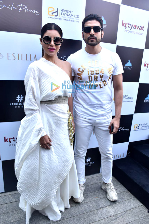 hrithik roshan ameesha patel kiara advani and others at grace the launch of vikram phadnis new film smile please 6