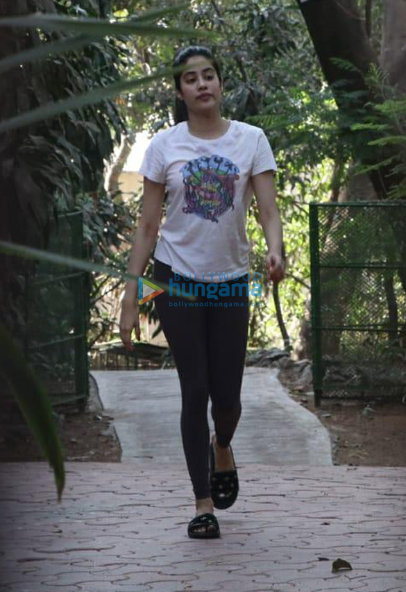 janhvi kapoor spotted at a dance class in bandra 3