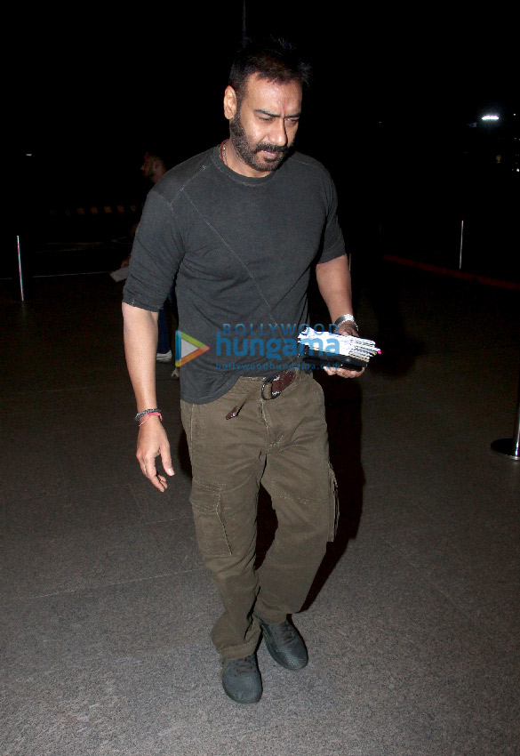 kajol ajay devgn sara ali khan and others snapped at the airport 4