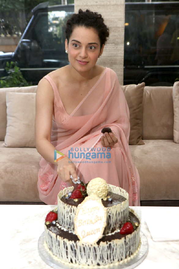 kangana ranaut celebrates her 32nd birthday at her residence with media 5