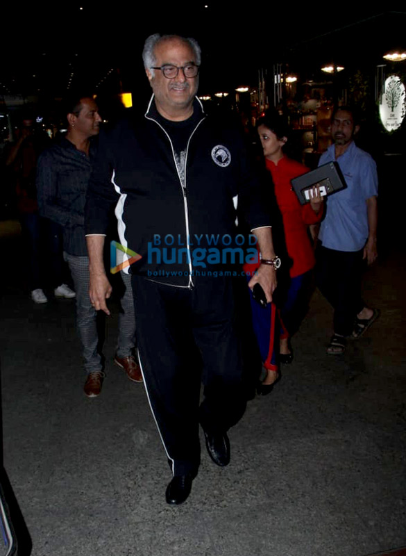 kareena kapoor khan and boney kapoor snapped at the airport 2