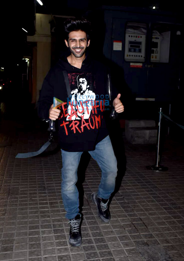 kriti sanon kartik aaryan ananya pandey sara ali khan and others grace the special screening of luka chuppi 2