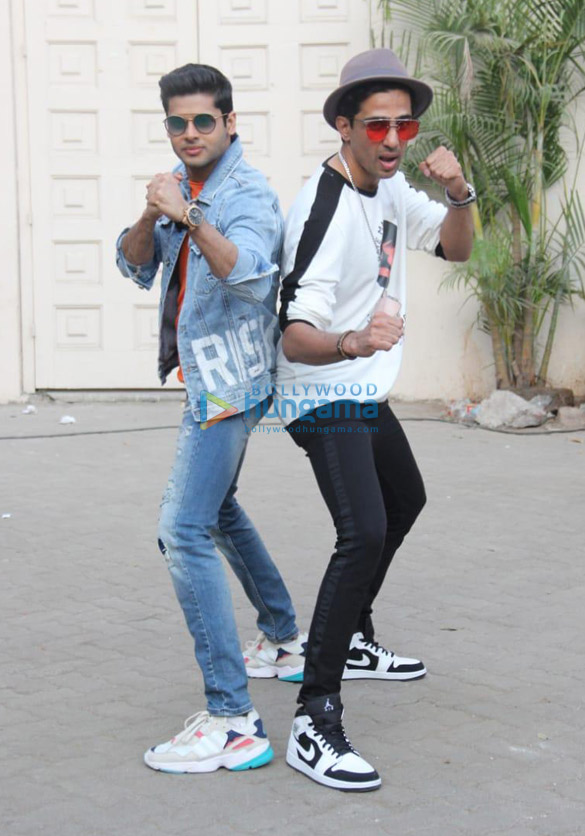 mard ko dard nahi hota team snapped during interviews at mehboob studios 5