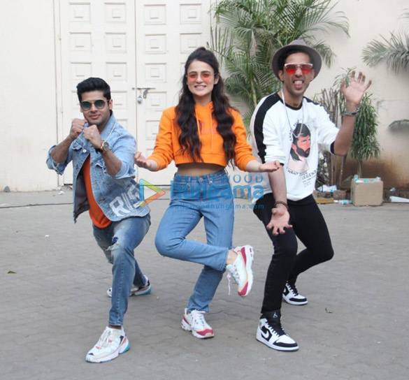 mard ko dard nahi hota team snapped during interviews at mehboob studios 6