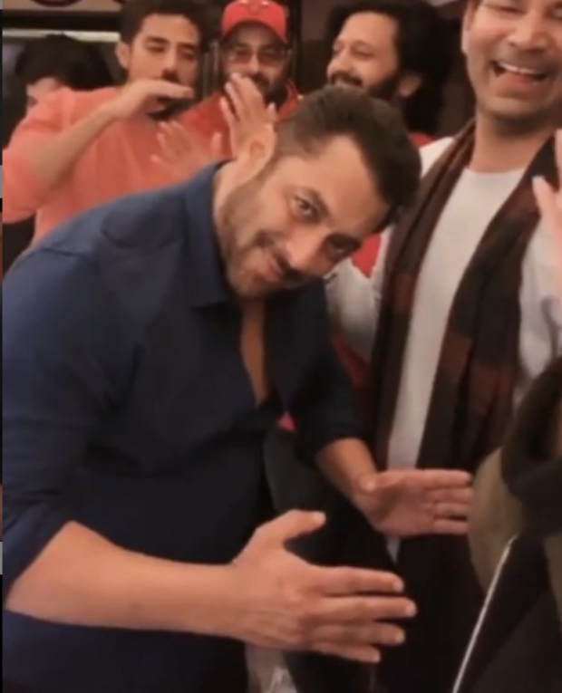 Salman Khan, Bobby Deol, Riteish Deshmukh celebrate CCL T10 win with impromptu dance and music session 
