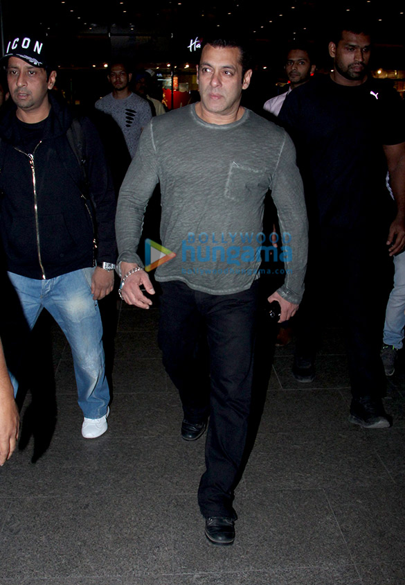 Salman Khan, Kareena Kapoor Khan, Esha Gupta and others snapped at the airport