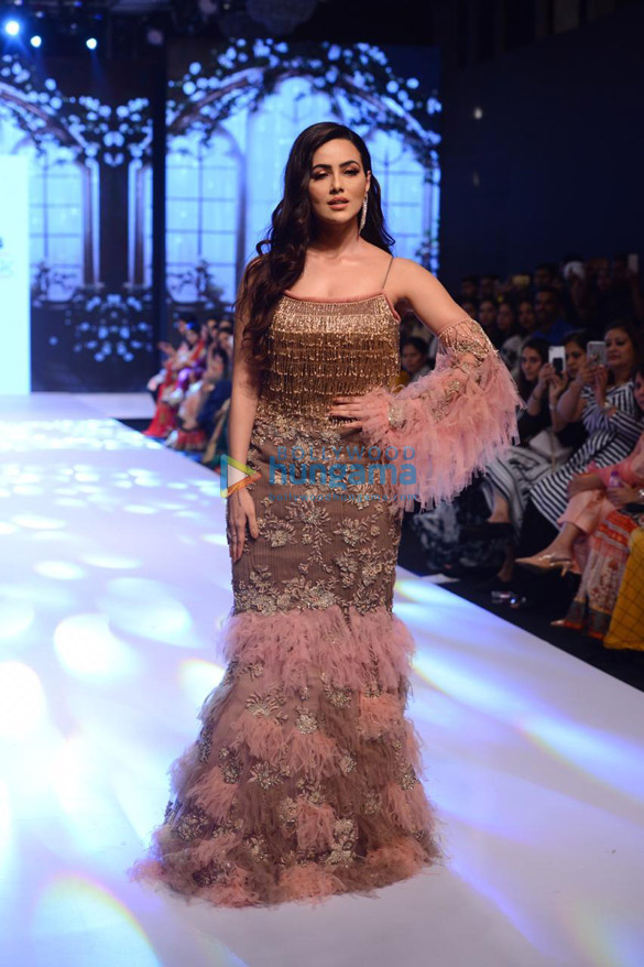 sana khan turns showstopper at bombay times fashion week 2019 1