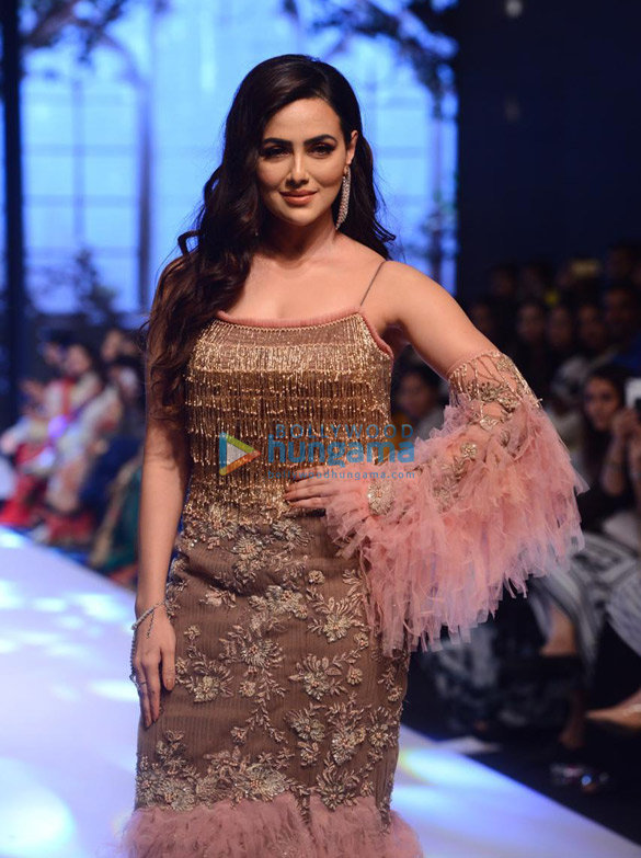 sana khan turns showstopper at bombay times fashion week 2019 2