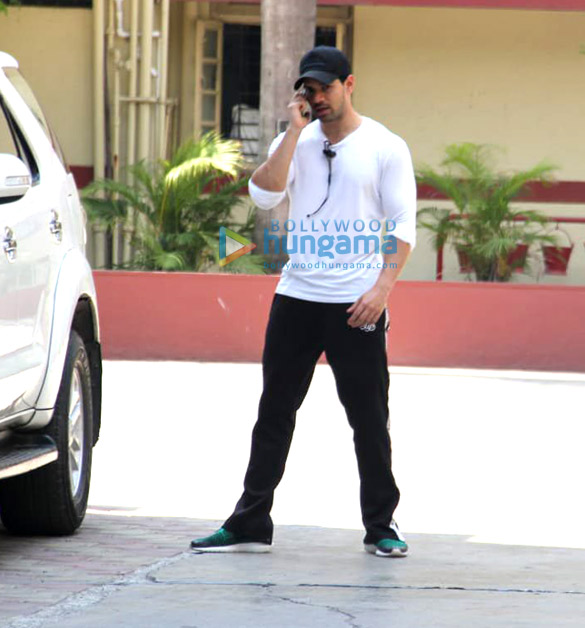 shahid kapoor and sooraj pancholi spotted at gym 4