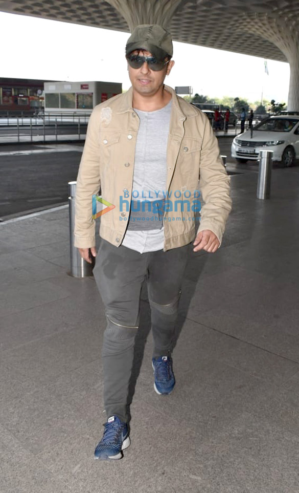 shraddha kapoor rani mukerji and sonu nigam snapped at the airport 3