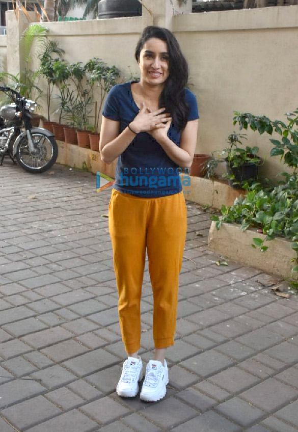 shraddha kapoor spotted on her birthday at home in juhu 4
