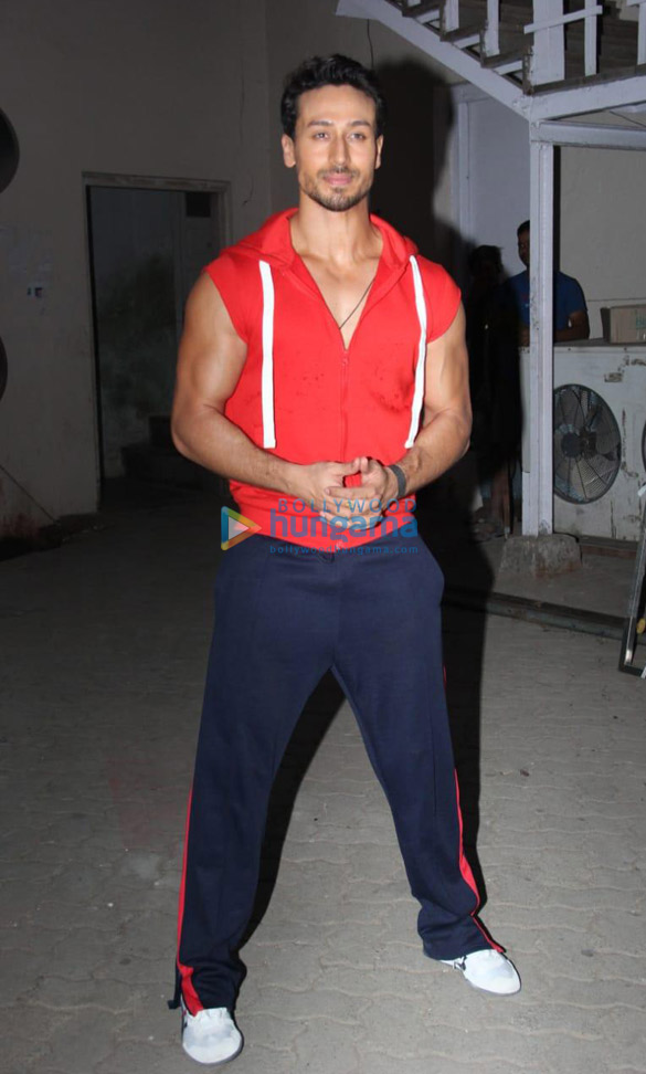 tiger shroff and tony kakkar spotted at mehboob studio in bandra 4