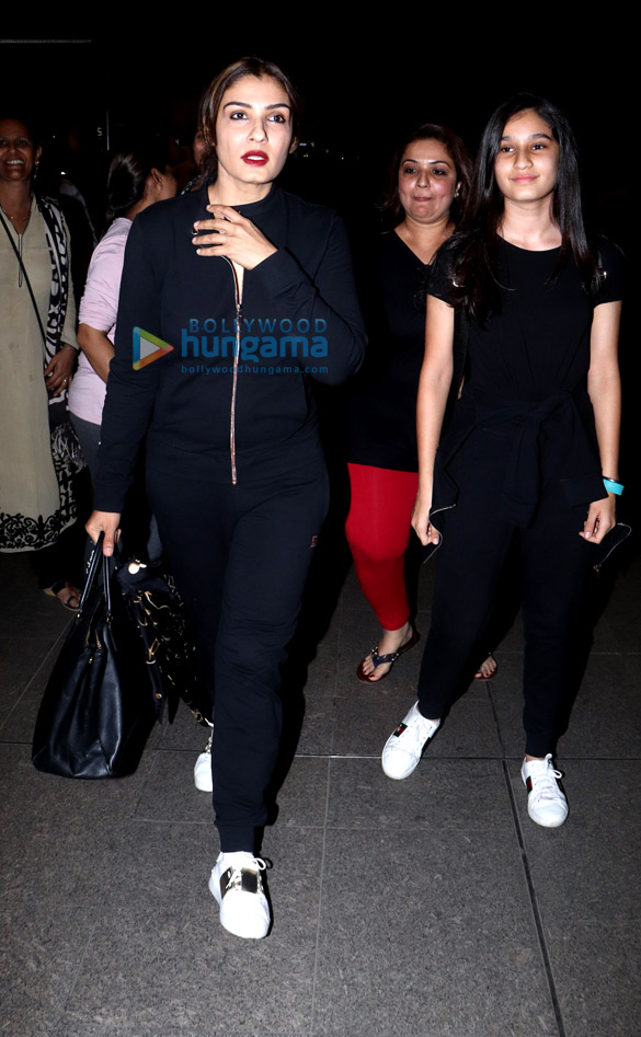 urvashi rautela sonam kapoor ahuja raveena tandon and others snapped at the airport at night 3