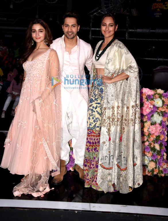 varun dhawan alia bhatt and sonakshi sinha snapped promoting kalank on sets of super dancer chapter 3 5