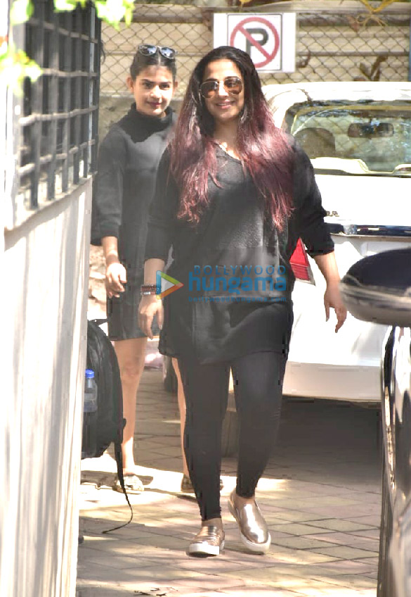 vidya balan spotted at ouside satyam dance class in juhu 5