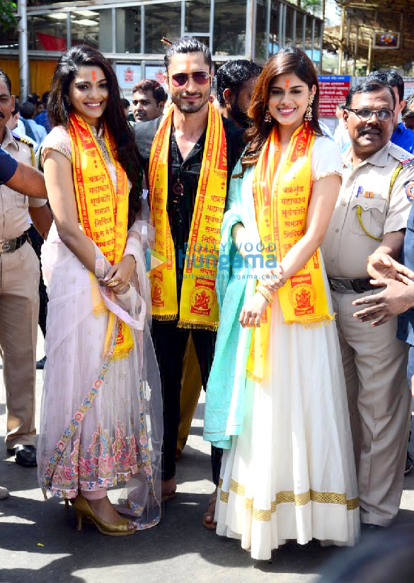 vidyut jammwal pooja sawant and asha bhat snapped visiting the siddhivinayak temple 3