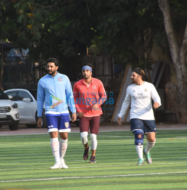 Abhishek Bachchan gives Ranbir Kapoor a piggyback ride during football match (See photos) Abhishek Bachchan gives Ranbir Kapoor a piggyback ride during football match (See photos)